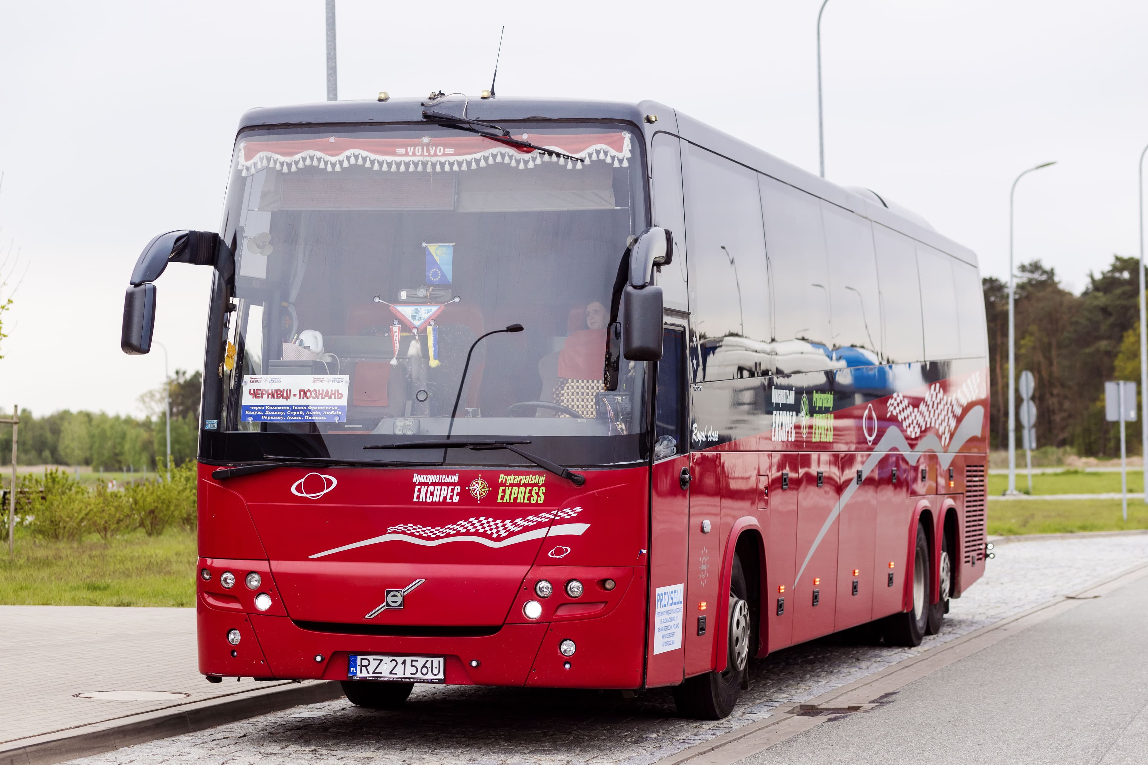 VOLVO B12B (червоного кольору)